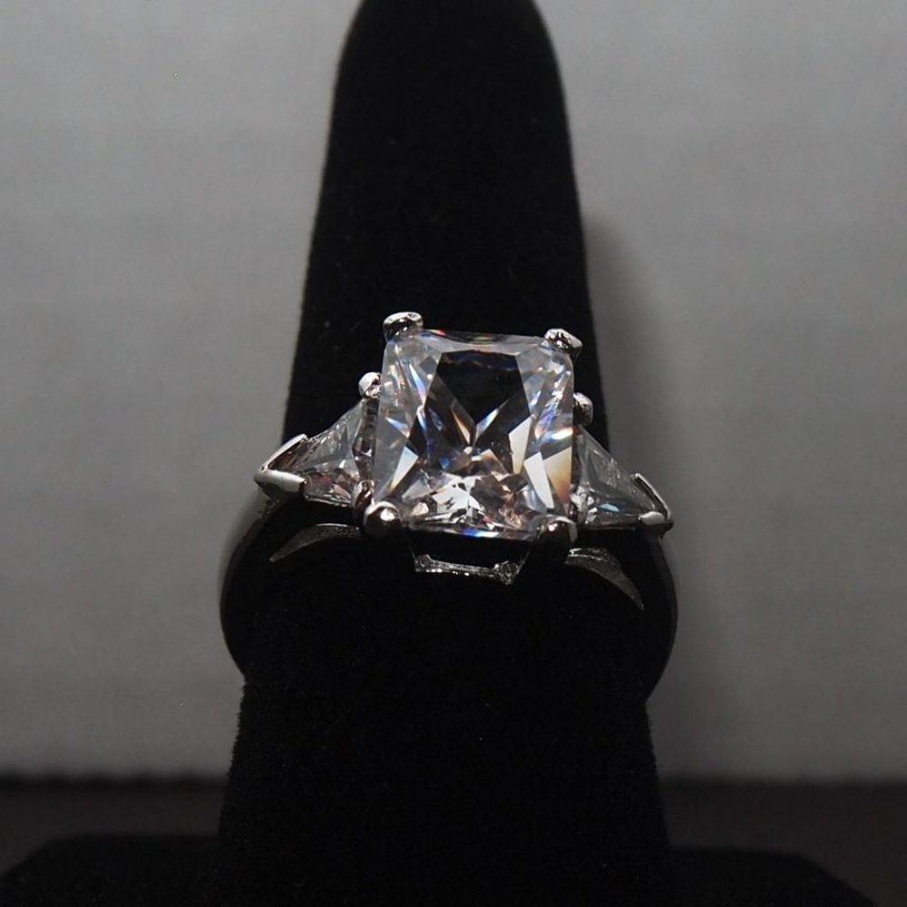 Huge 3ctw Diamond Engagement Ring 2ctw Emerald Center & 1ctw Trilliant Sides - Picture 2 of 5